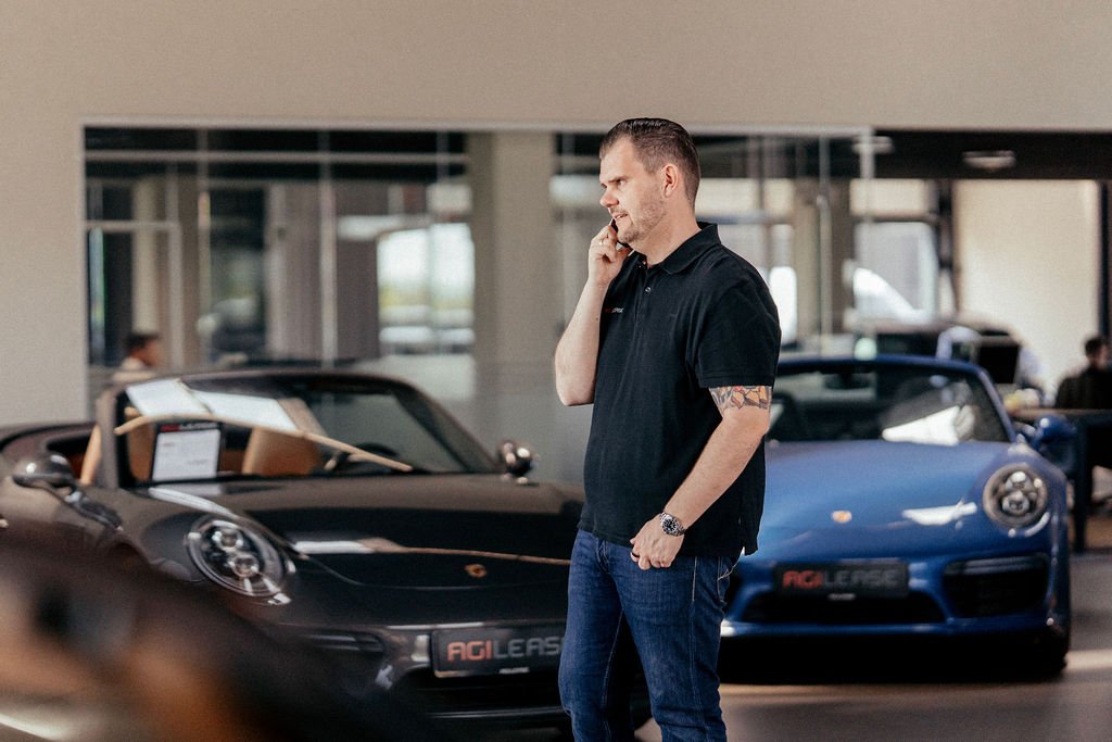Ken Jensen, leasingrådgiver hos Agilease, taler i telefon i showroomet.