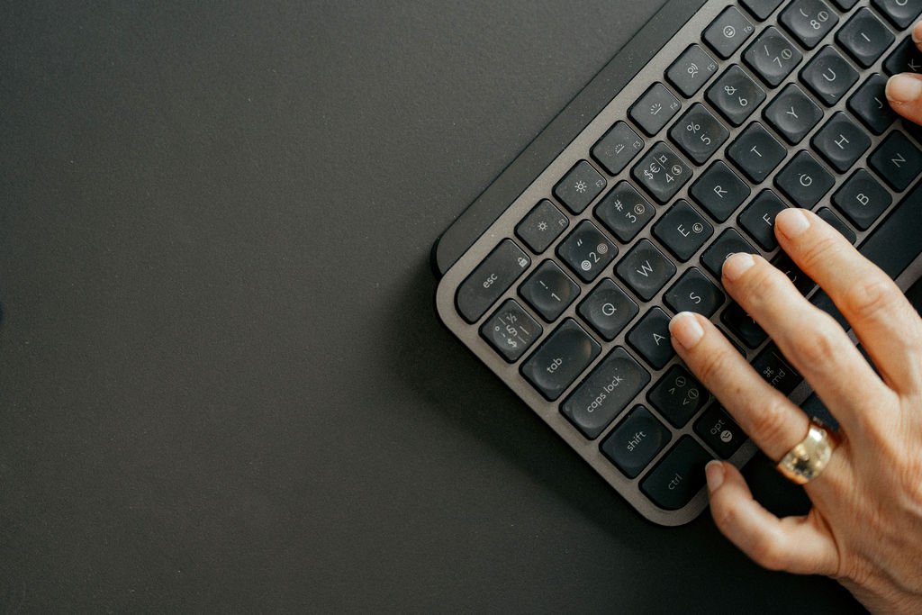 Medarbejder arbejder med leasingsupport og administration på Agileases kontor.