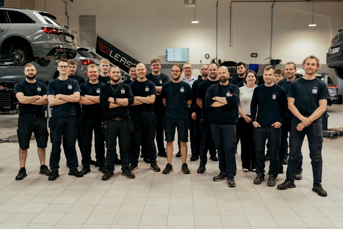 Værkstedsteamet hos Bosch Car Service Viborg samlet på værkstedet.