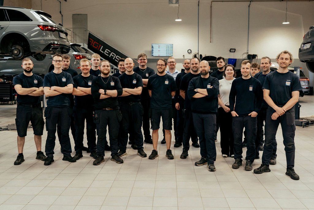 Værkstedsteamet hos Bosch Car Service Viborg samlet på værkstedet.