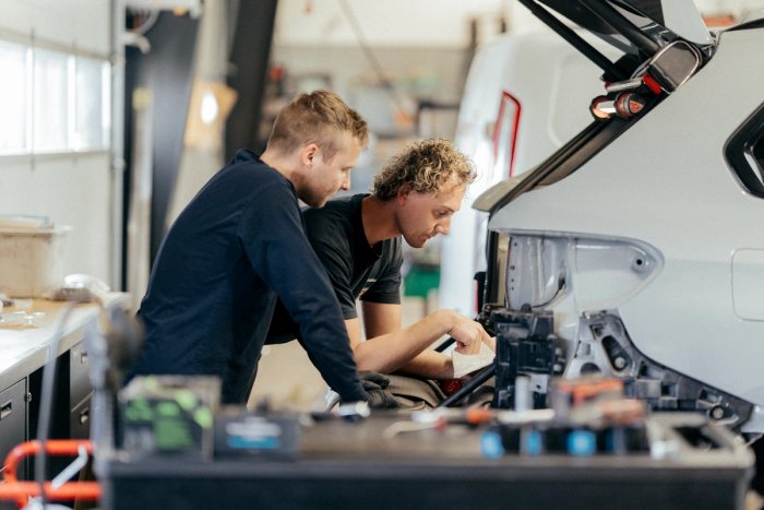 Teknikere arbejder på firmabil i Bosch Car Service Viborg som en del af Agileases operationelle erhvervsleasing.
