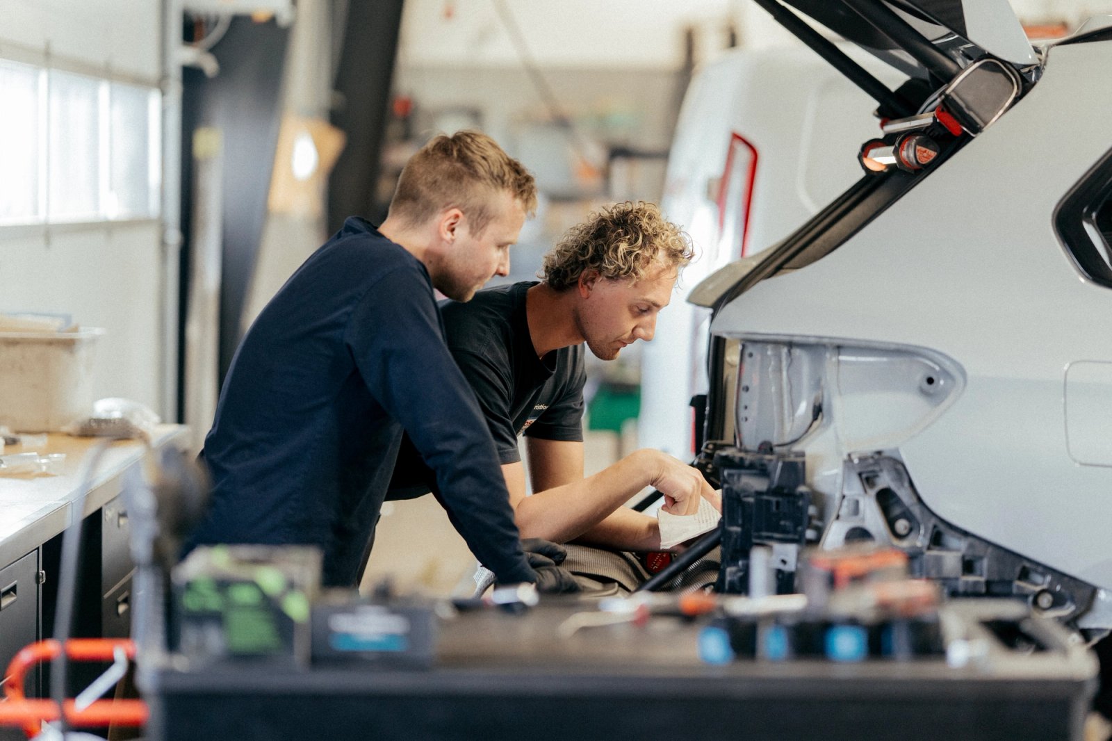 Teknikere arbejder på firmabil i Bosch Car Service Viborg som en del af Agileases operationelle erhvervsleasing.