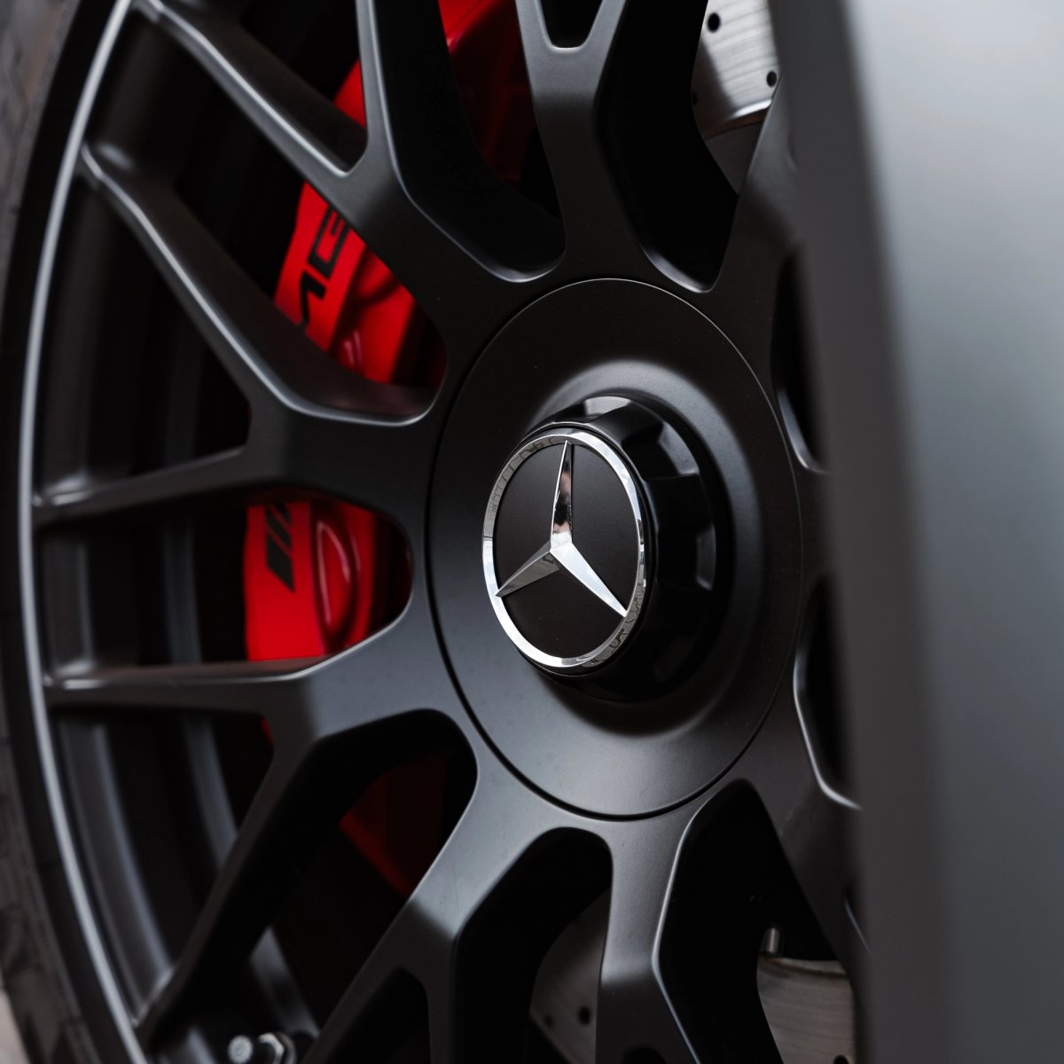 Detalje af Mercedes-AMG fælg og bremsesystem