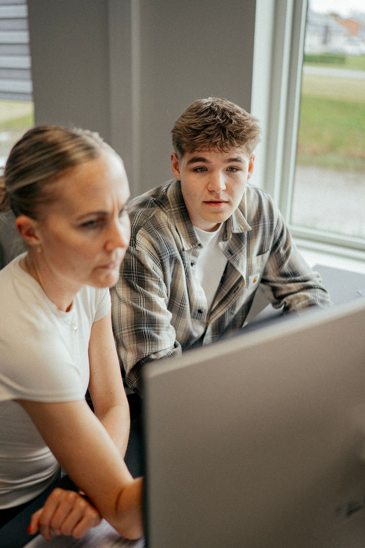Medarbejdere i administrationen arbejder ved computer hos Agilease.