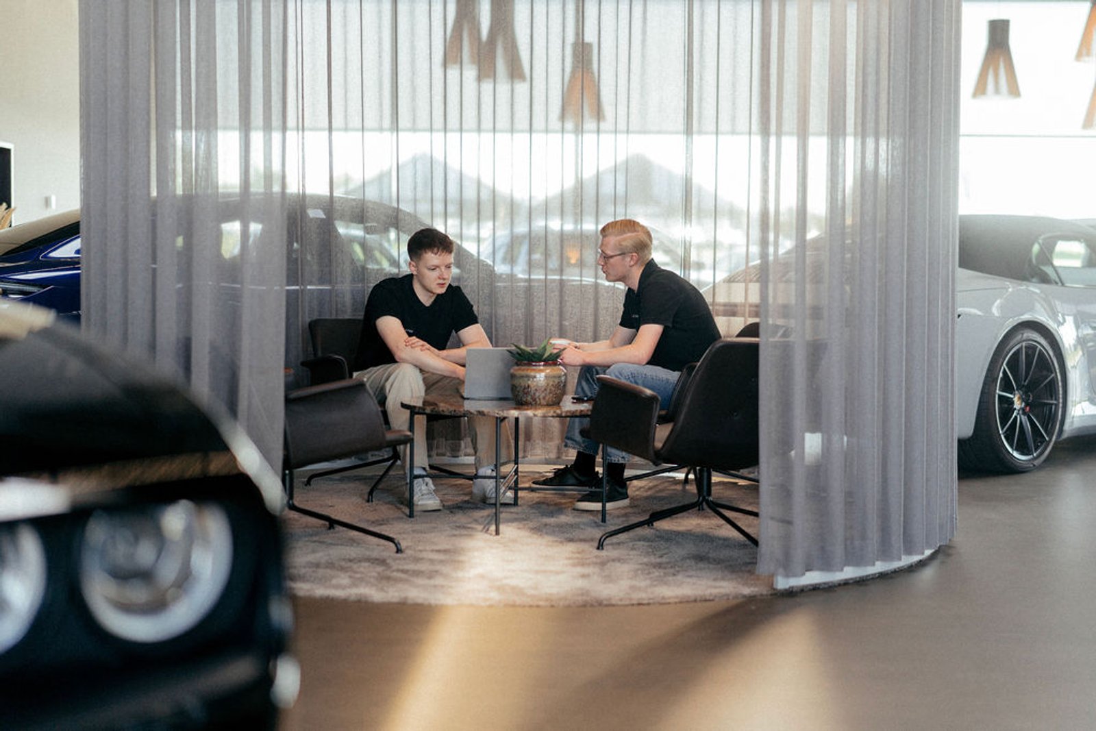 Leasingrådgivere i møde om erhvervsleasing hos Agilease.