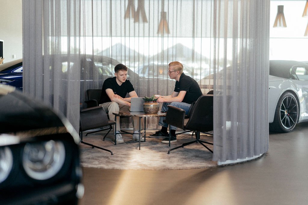 Leasingrådgivere i møde om erhvervsleasing hos Agilease.