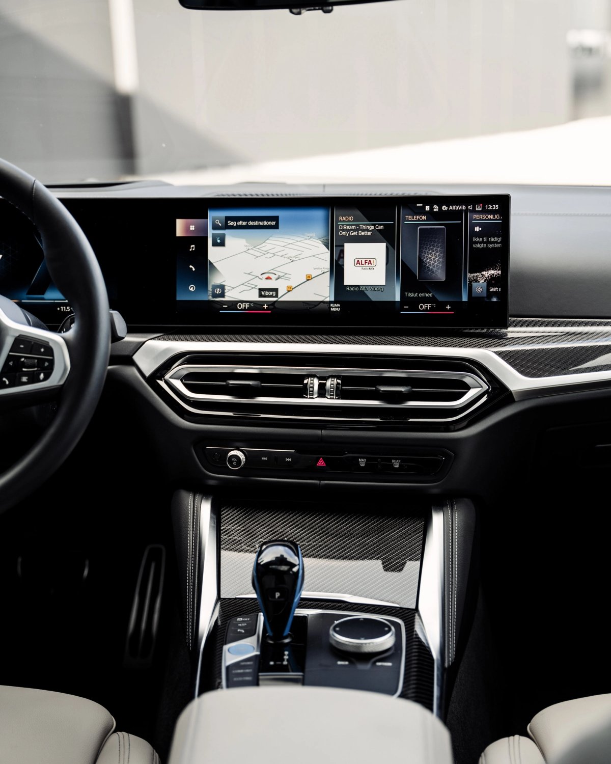 Interiør i BMW i4 M50 xDrive med digitalt cockpit, infotainmentskærm og moderne kabine til firmabil.