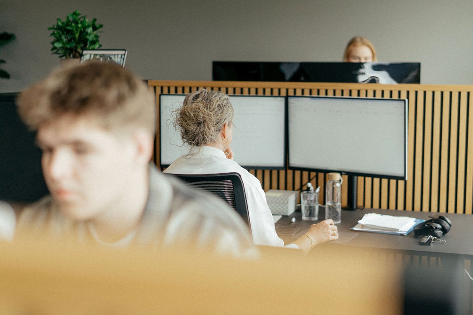 Medarbejdere fra økonomi- og leasingsupportteamet arbejder på Agileases kontor.
