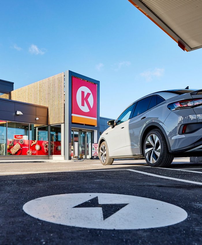 Elbil ved Circle K-ladestation som en del af samarbejdet med Agilease.