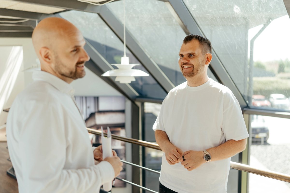 Niels Brøker, CFO hos Priess, taler med Agileases leasingrådgiver Ken Jensen om virksomhedens firmabilsløsning.