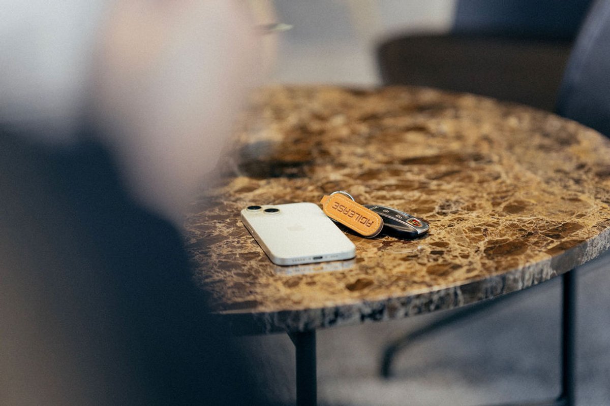 Bilnøgler og telefon på bord i Agileases loungeområde.