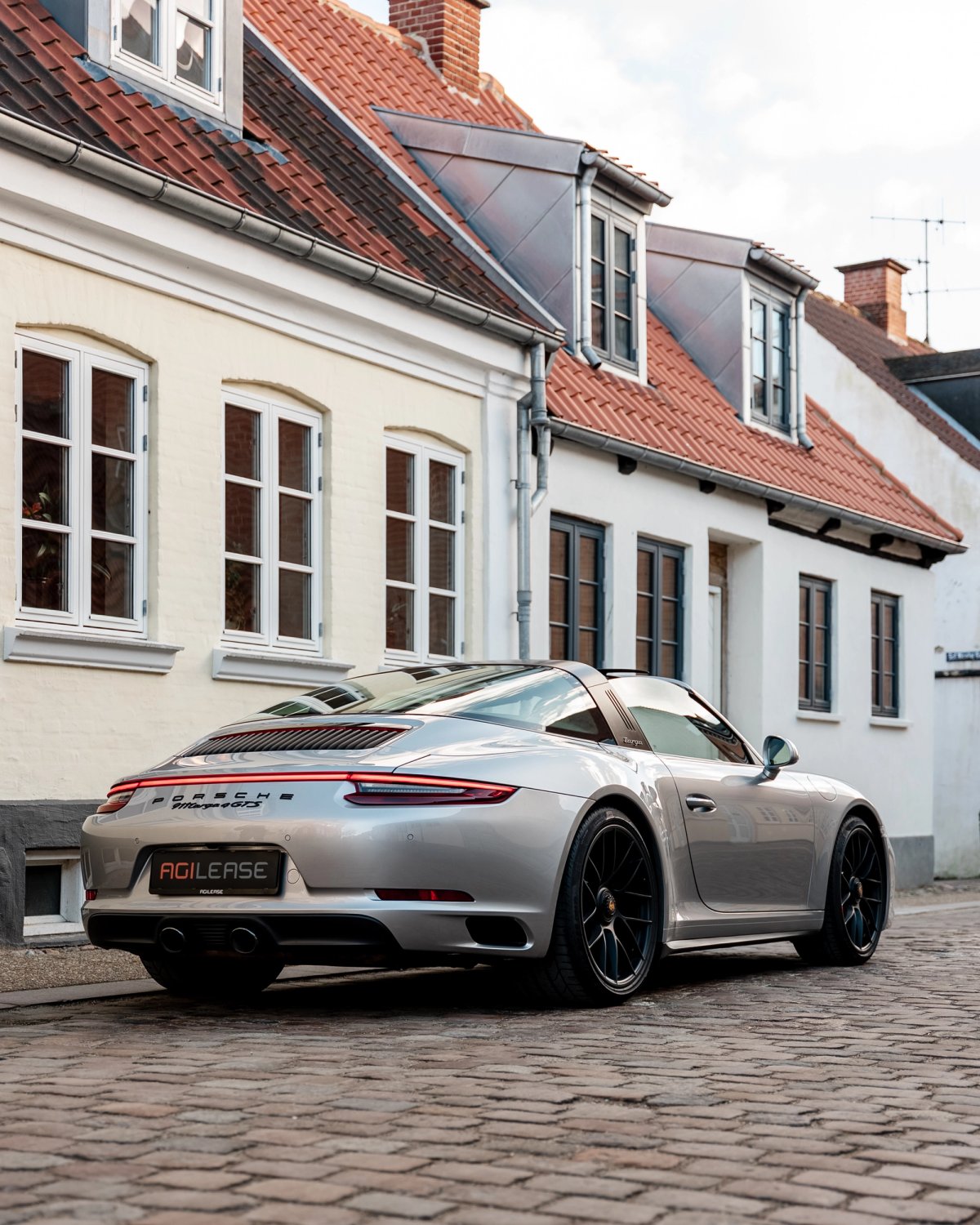 Porsche 911 parkeret i historiske omgivelser som sæsonleasingbil