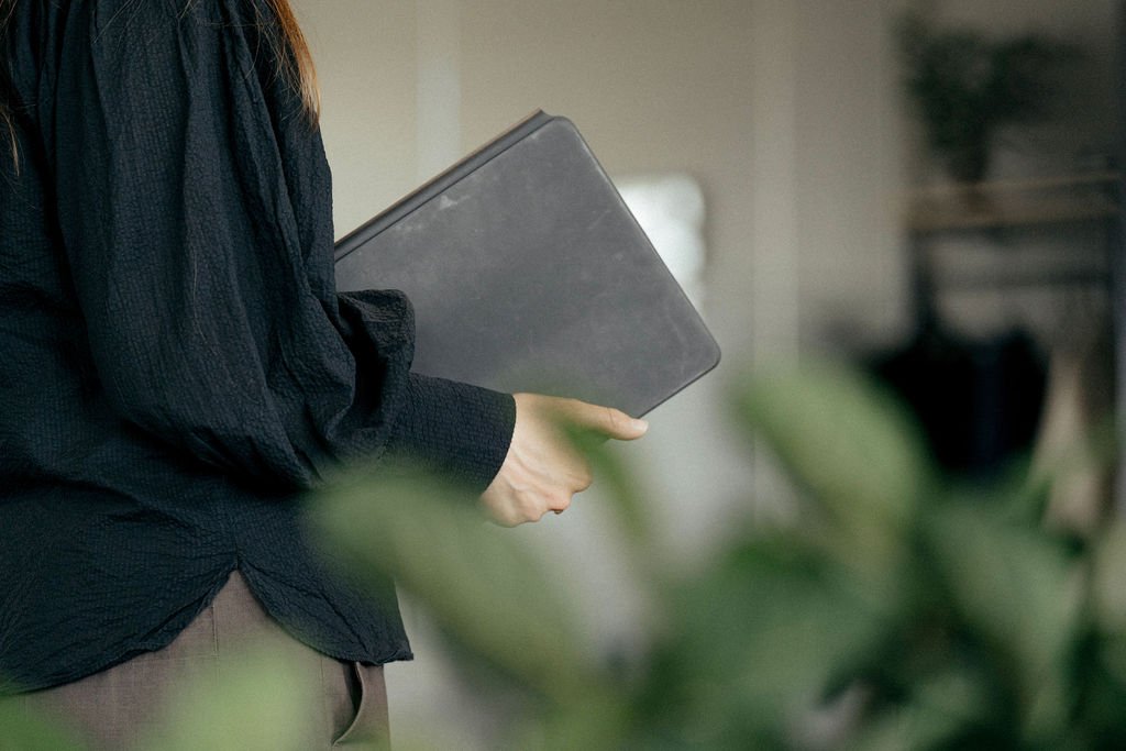 Medarbejder fra Agileases økonomi- og leasingsupportteam med computer på kontoret.