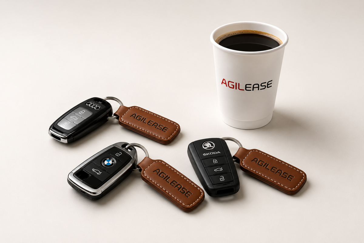 Audi-, BMW- og Skoda-bilnøgler med Agilease-nøgleringe ved siden af Agilease-kaffekop som symbol på partneraftale og flådesamarbejde
