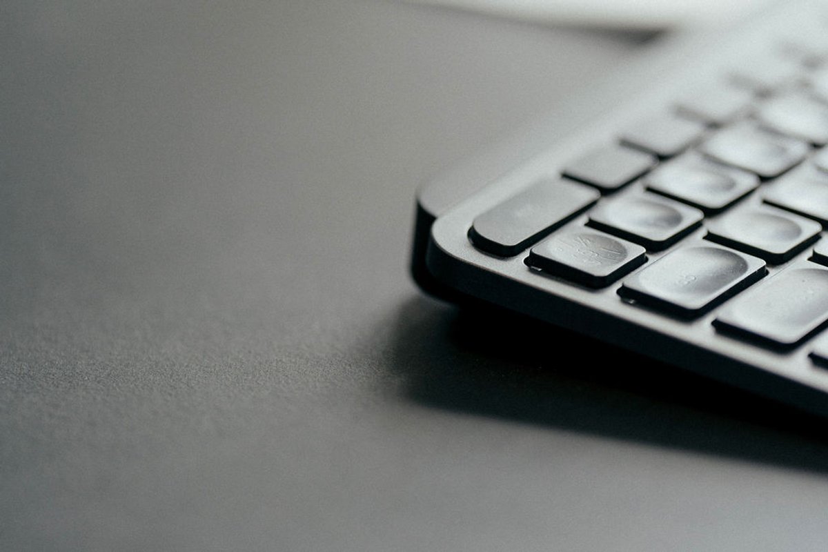 Tastatur på skrivebord som illustrerer administration og håndtering af leasingaftaler hos Agilease.