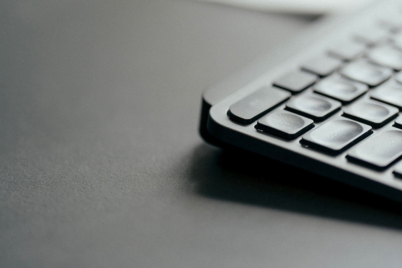 Tastatur på skrivebord som illustrerer administration og håndtering af leasingaftaler hos Agilease.