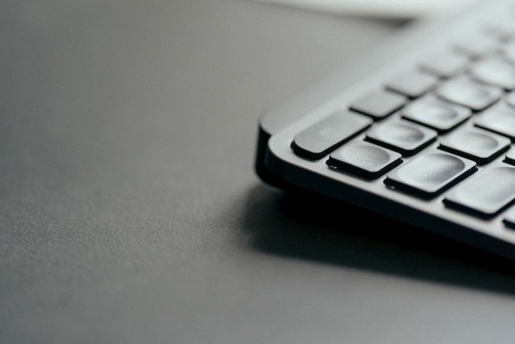 Tastatur på skrivebord som illustrerer administration og håndtering af leasingaftaler hos Agilease.