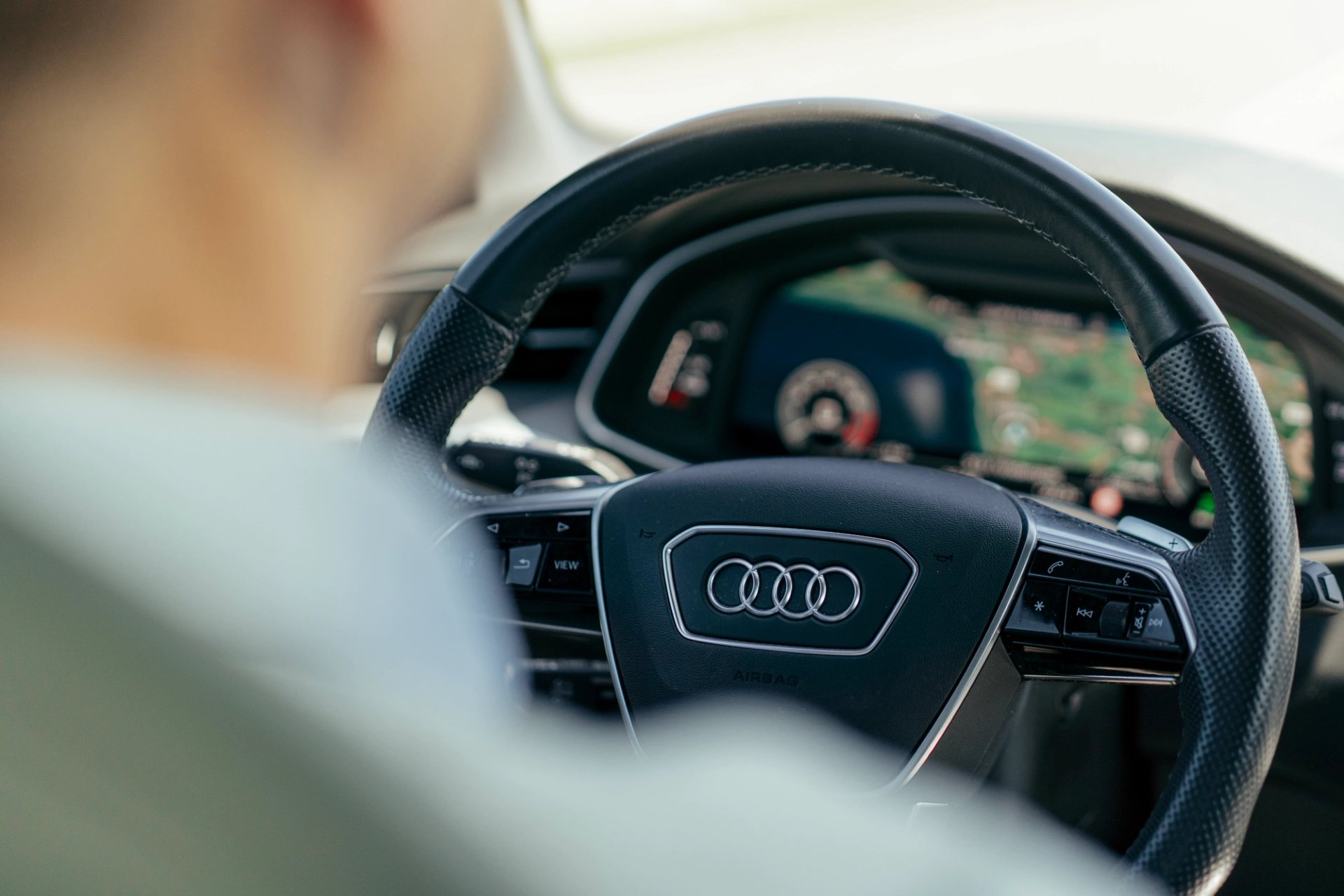 Interiør i en Audi firmabil med digital instrumentering og navigation som en del af en operationel leasingløsning til virksomheder.