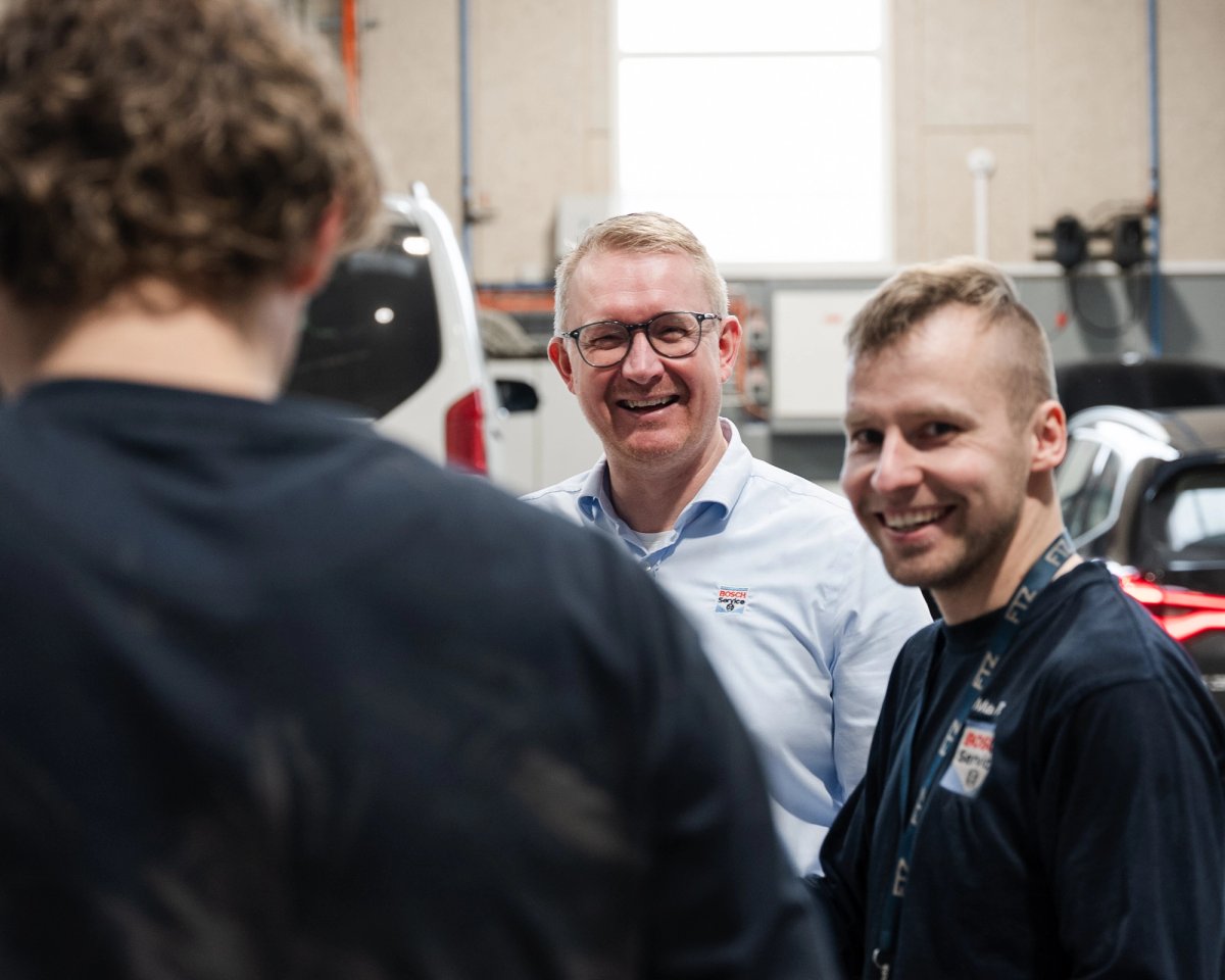 Heine Sjøgaard, værkstedsansvarlig hos Bosch Car Service Viborg, i dialog med mekanikere på værkstedet.
