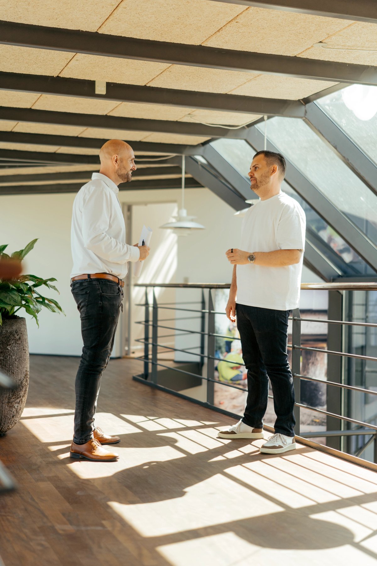 Niels Brøker, CFO hos Priess, taler med Agileases leasingrådgiver Ken Jensen om virksomhedens firmabilsløsning.