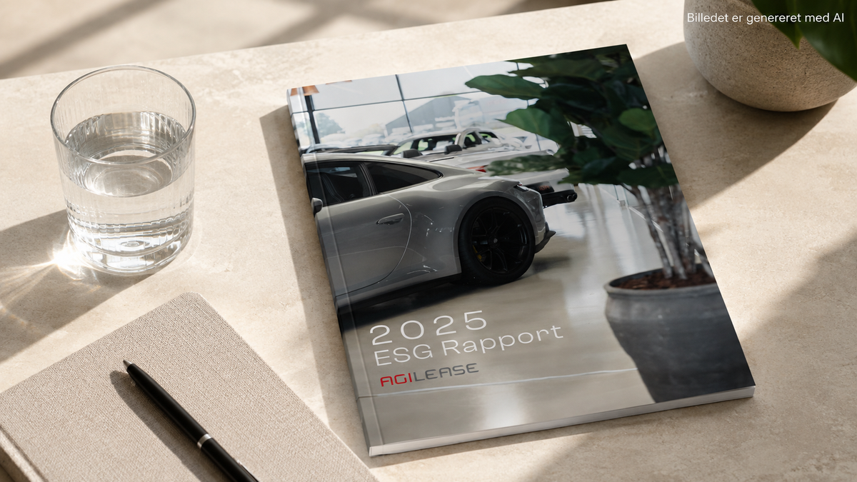Agileases ESG-rapport for 2025 ligger på et bord ved siden af et glas vand og en notesbog