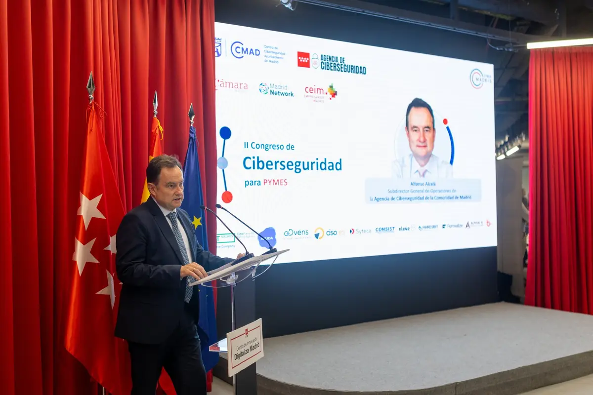 Alfonso Alcalá of the Cybersecurity Agency of the Community of Madrid speaks from the lectern