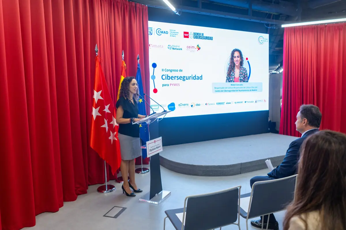 Mabel González of Madrid City Council's Cybersecurity Centre speaks from the lectern at the congress