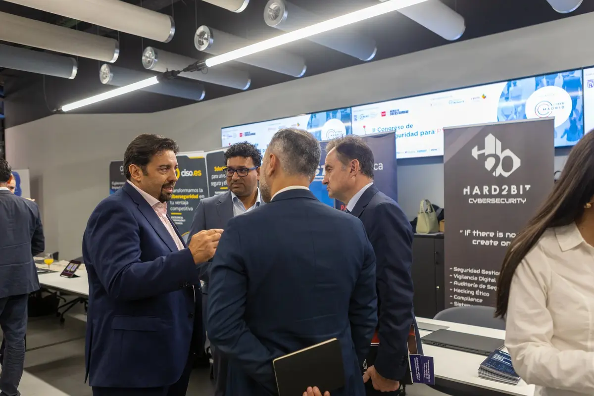 Adrián González and Thilina Manana of Hard2bit talk with Alfonso Alcalá by the Hard2bit stand