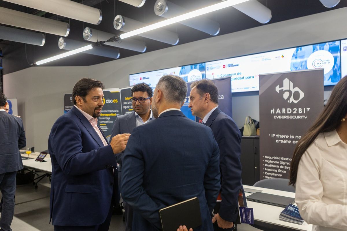 Adrián González and Thilina Manana of Hard2bit talk with Alfonso Alcalá by the Hard2bit stand