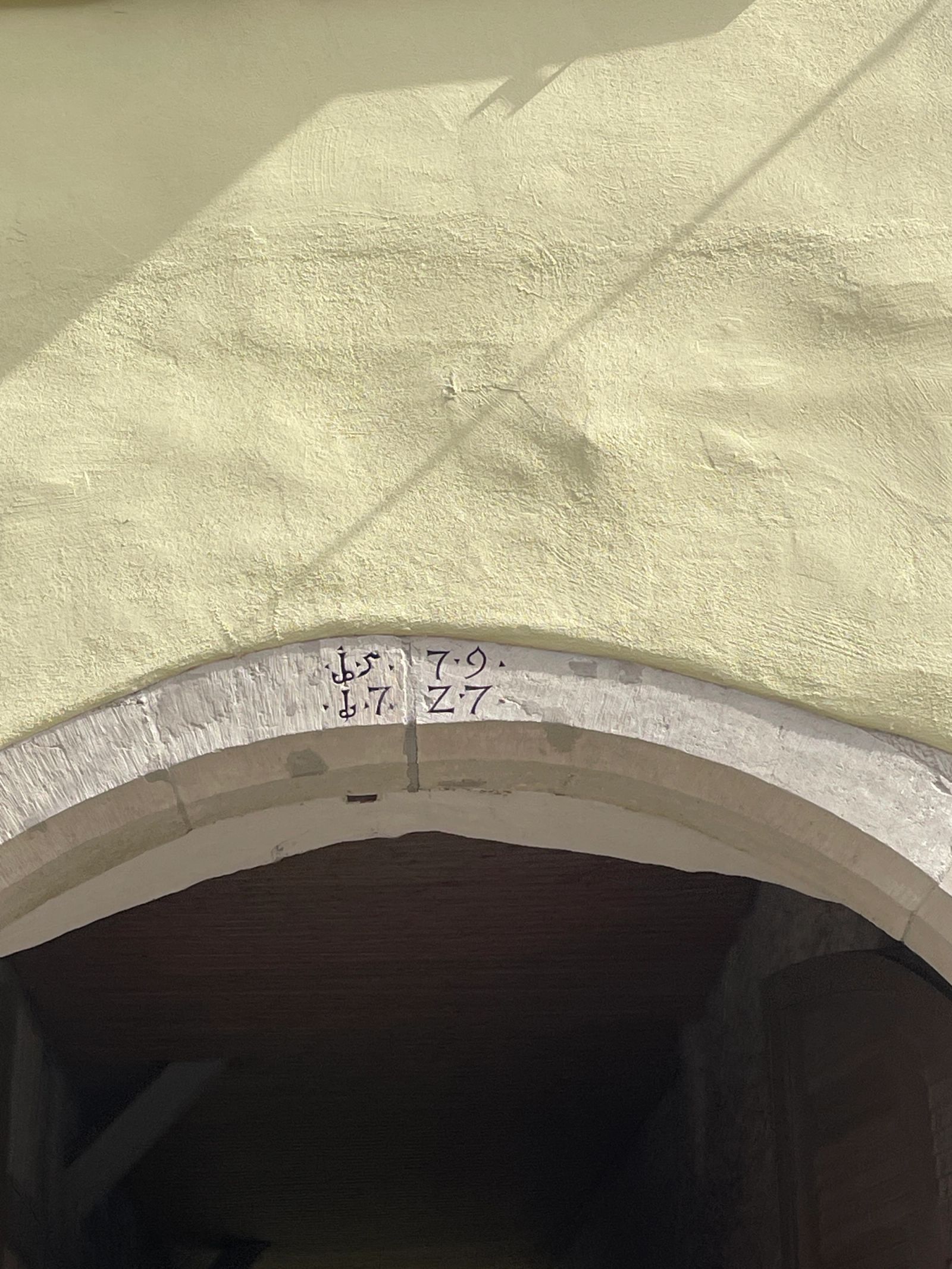 Above Archway Text (1579 - 1727)