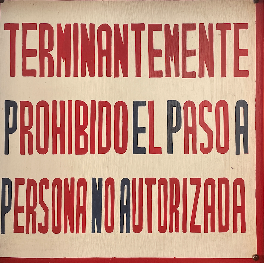 Terminantemente Prohibido el Paso a Persona No Autorizada