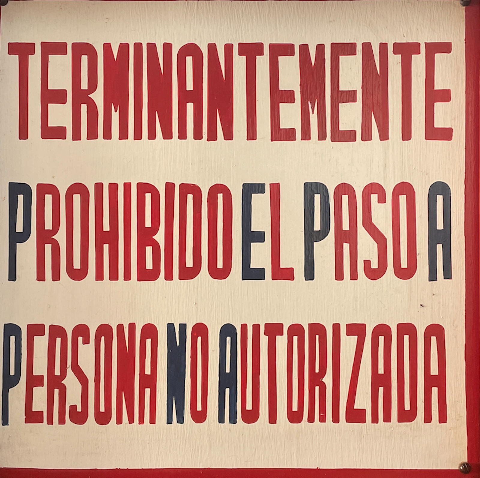 Terminantemente Prohibido el Paso a Persona No Autorizada