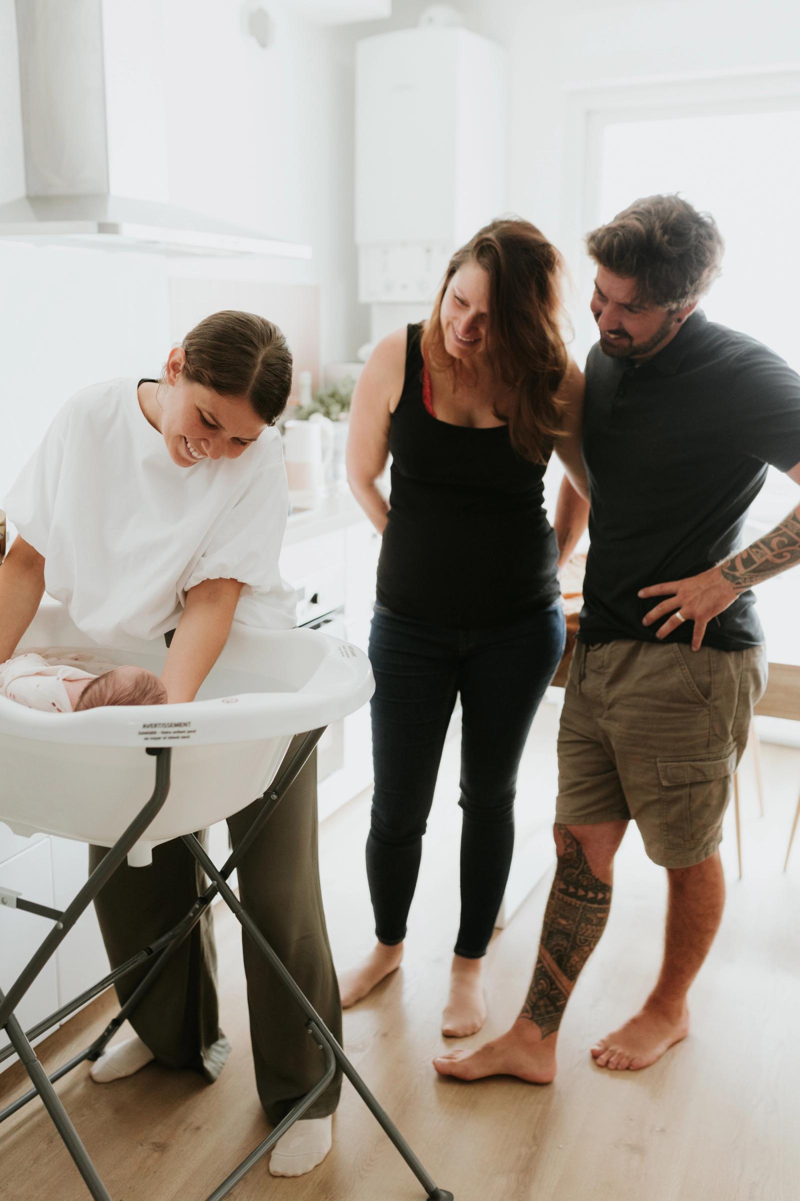 Des parents accompagnés avec leur nouveau-né