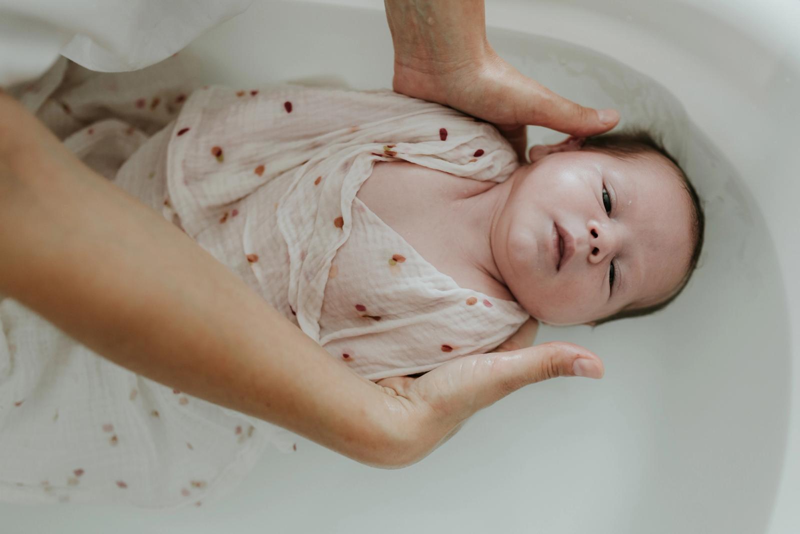 Nouveau-né enveloppé lors d'un bain