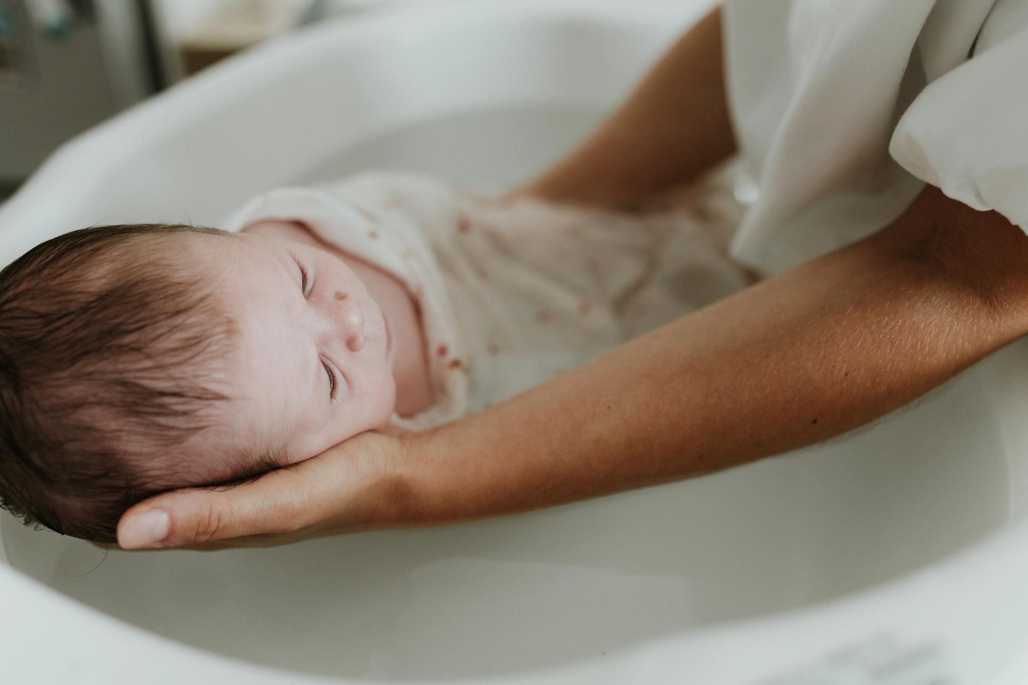 Nouveau-né apaisé dans les mains