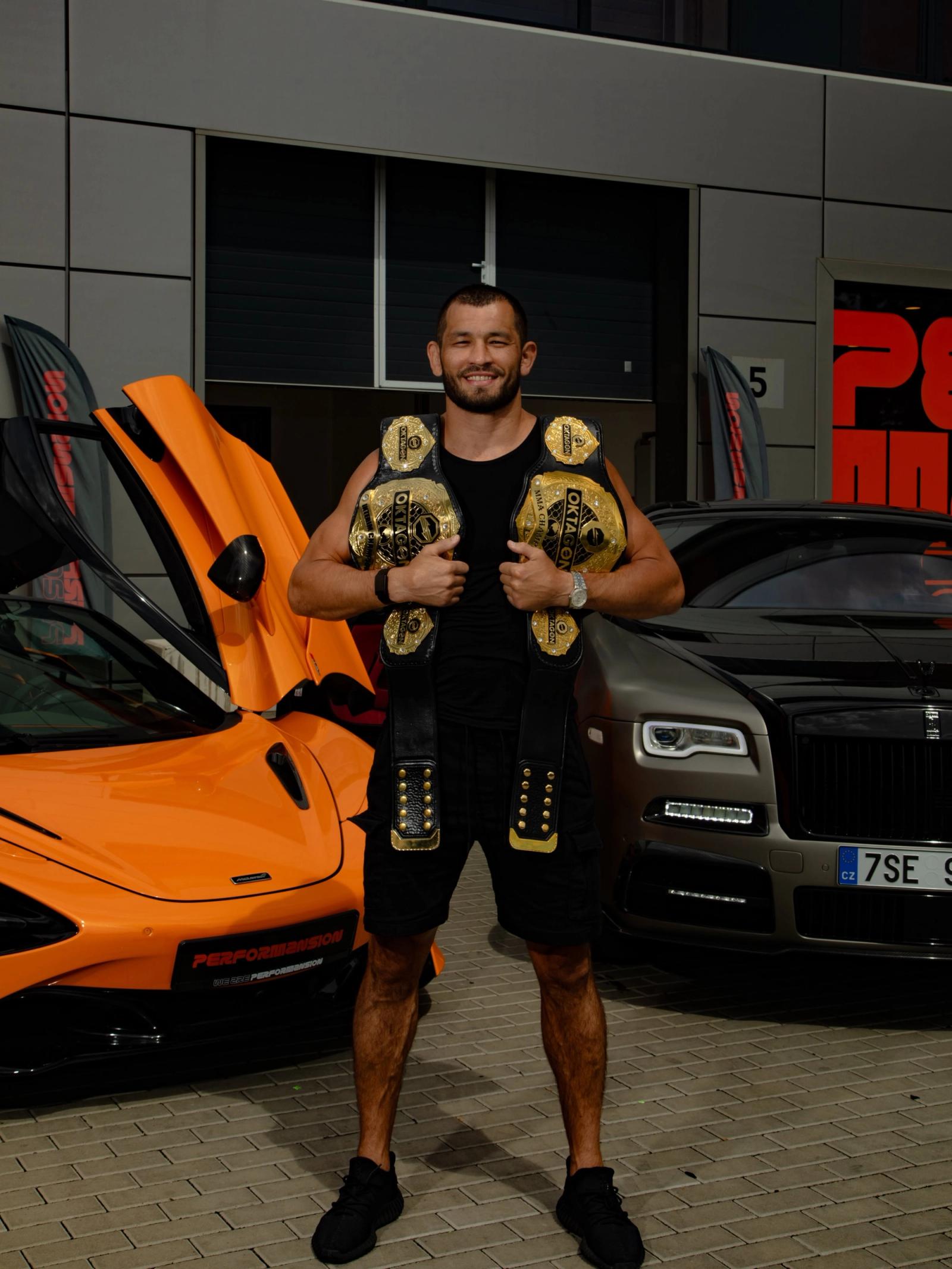 Šampion polotěžké váhy a prozatimní šampion střední váhy