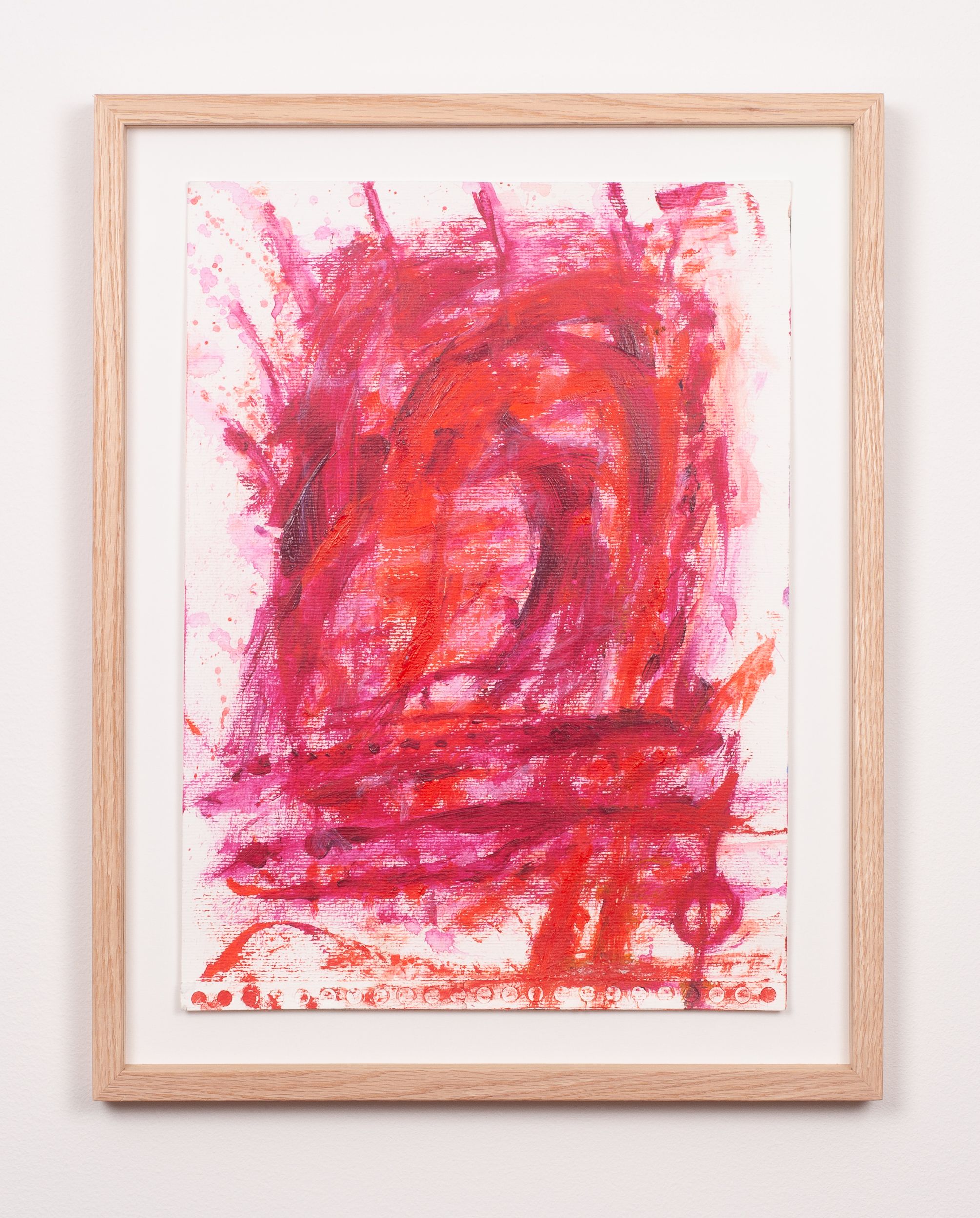 Intense rødsjateringer på flate av hvitt papir. 