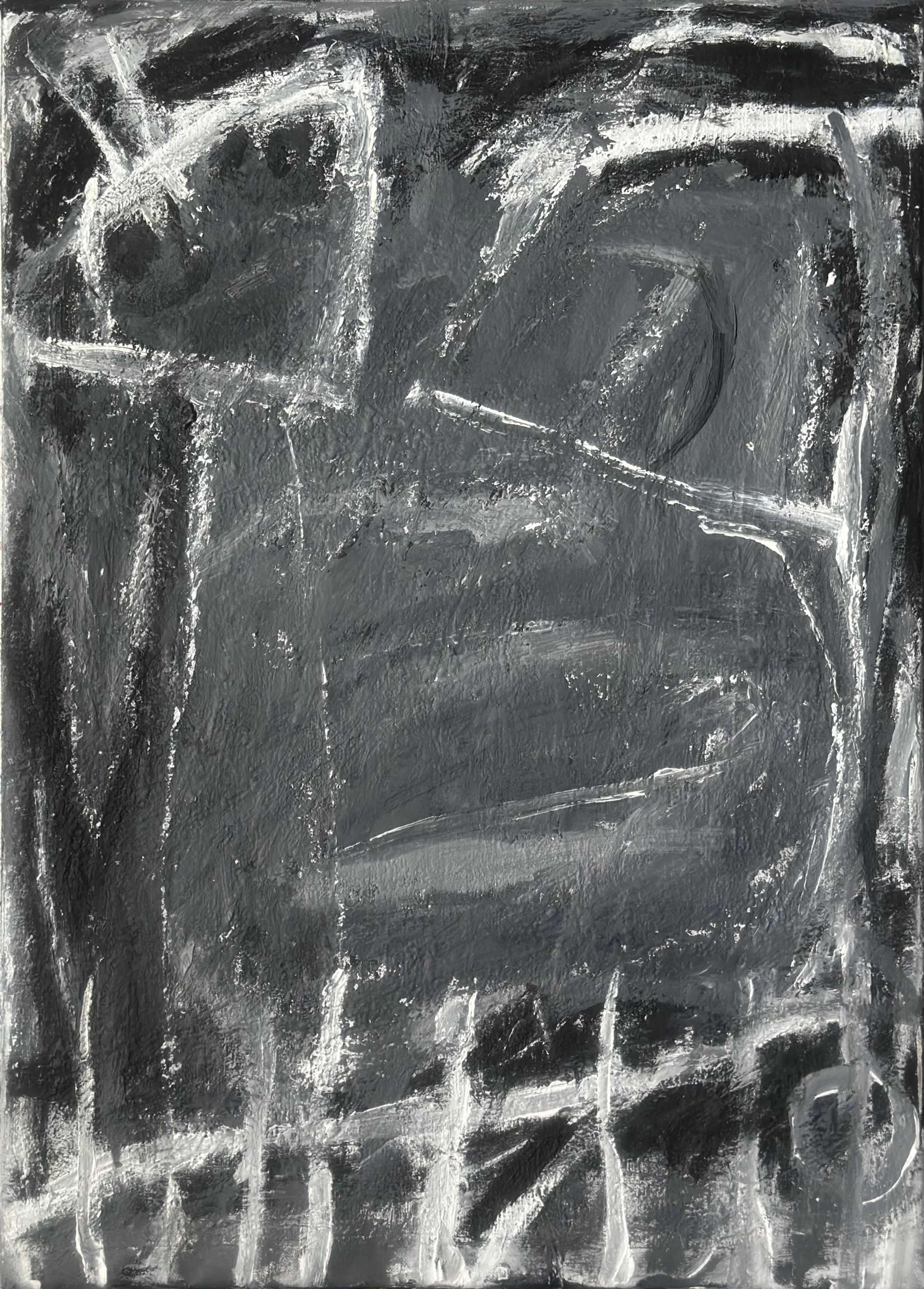 Abstrakt komposisjon dominert av et assosierbart motiv malt i nyanser av grått – omgitt av strøk og linjer i hvitt og sort. 