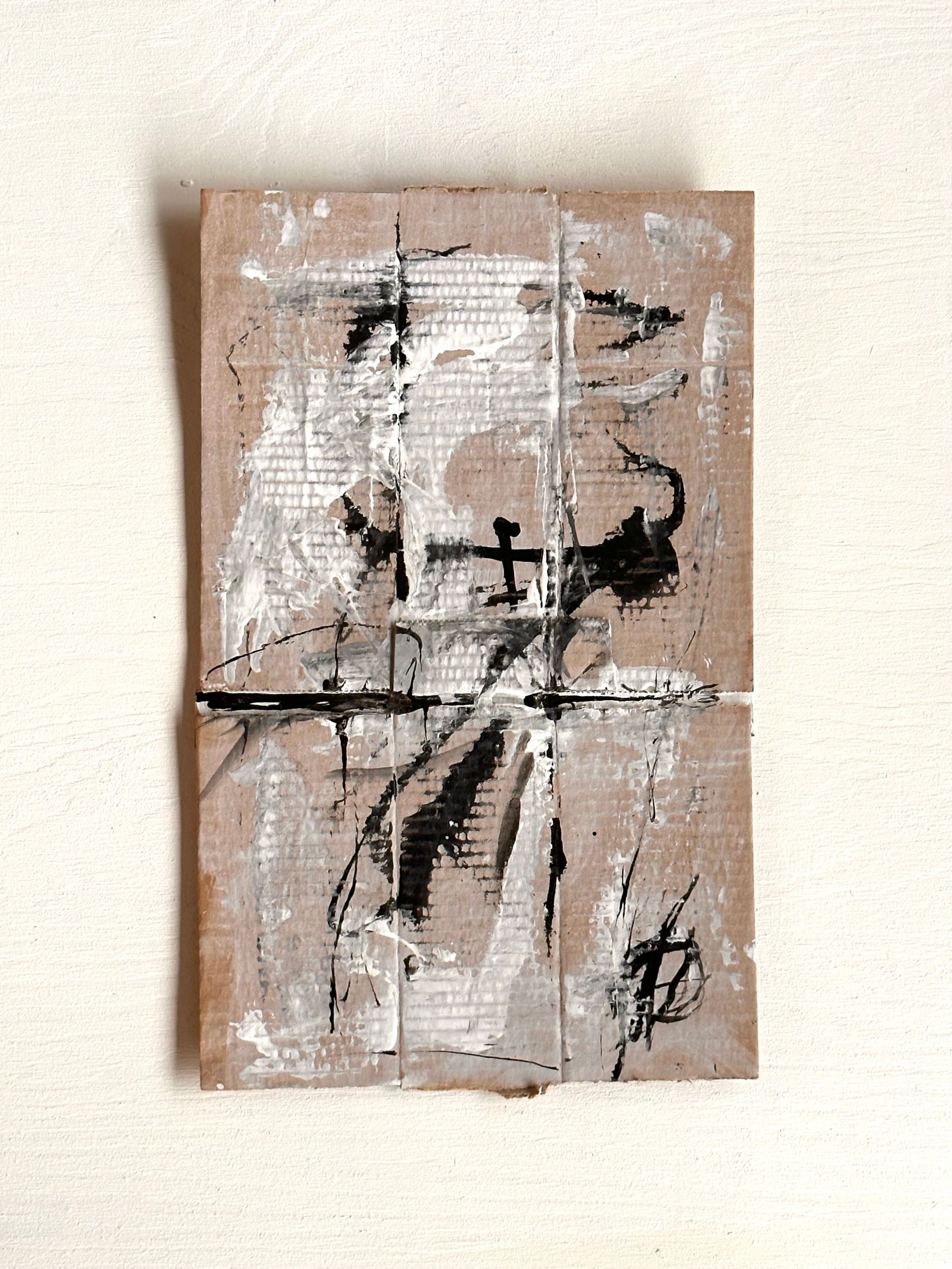 Sorte linjer og strøk danner figurliknende motiv på delvis hvit og bølgepapp bakgrunn 