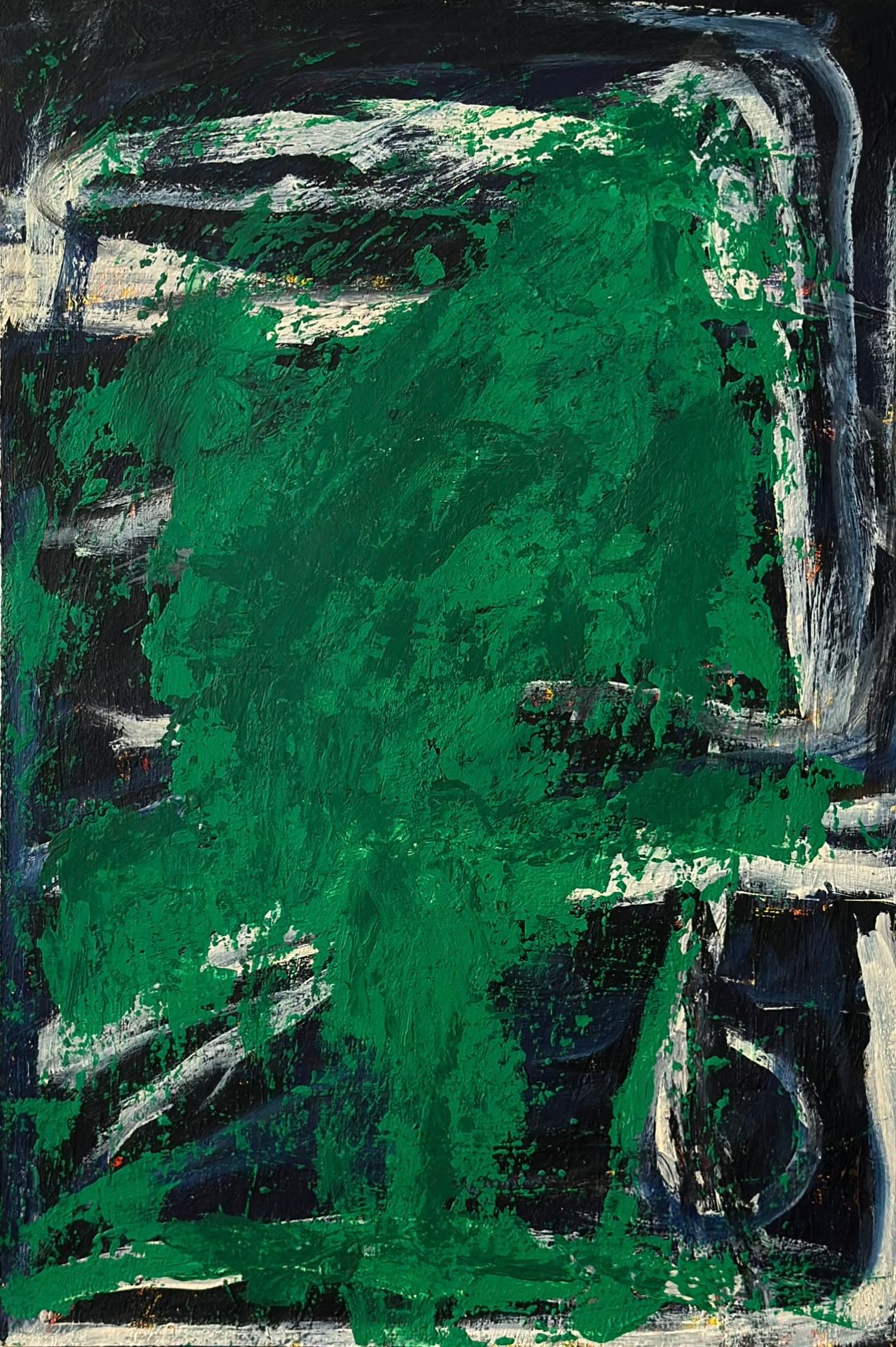 En abstrakt framtoning i grønt er dominant i forhold til en bakgrunn i indigoblått og sort med eggeskallfargete linjer, former og sjatteringer. 