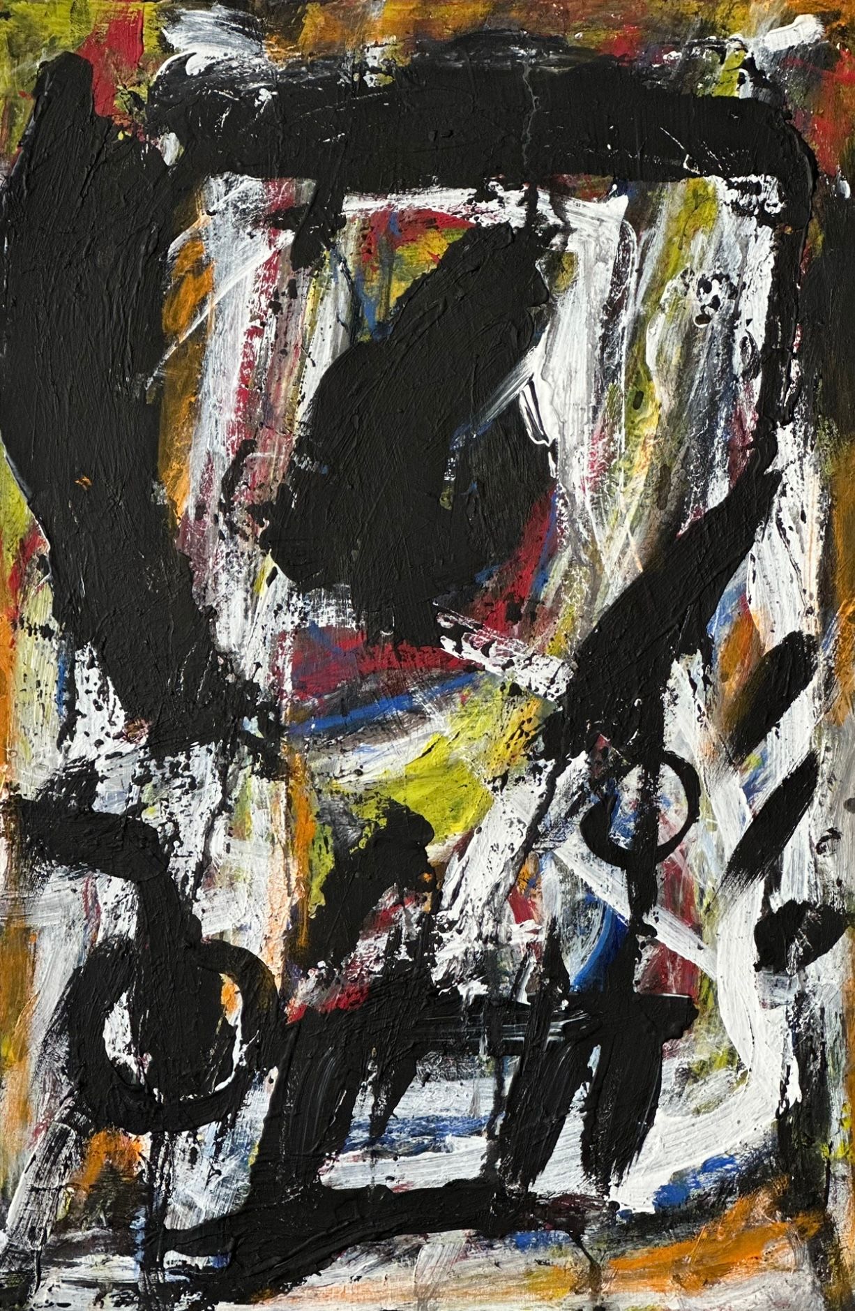 Abstrakt komposisjon. Sorte elementer danner hovedmotiv. Bakgrunn består av linjer og strøk i hvitt, rødt, gult og blått. 