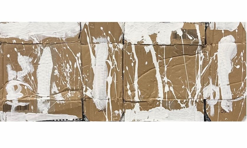 Abstrakt komposisjon. Hvite horisontale og vertikale og former og figurer samt streker og prikker fordelt på en bred, rektangulær flate av bølgepapp.