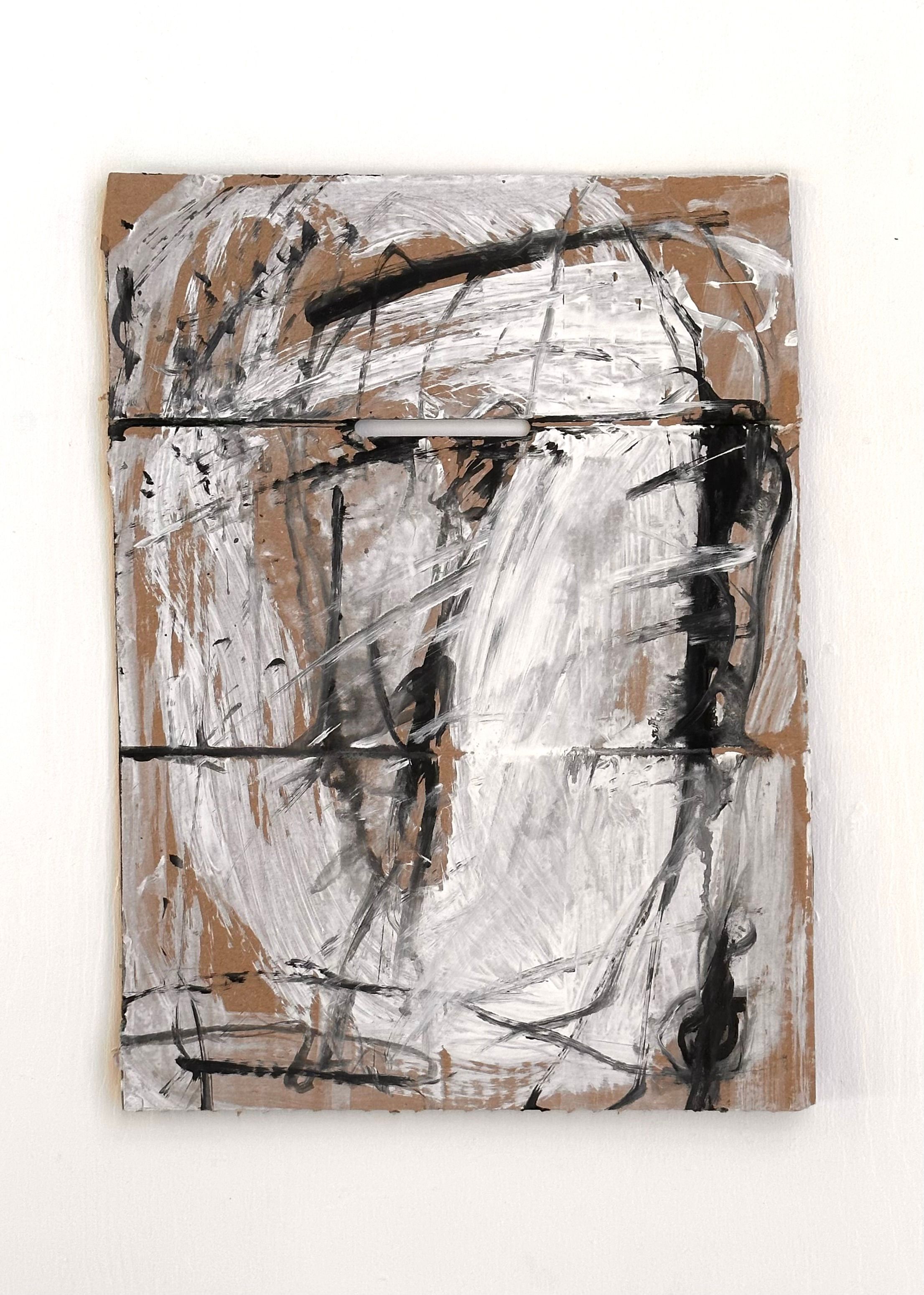 Sorte linjer og strøk danner figurliknende motiv på delvis hvit og bølgepapp bakgrunn 