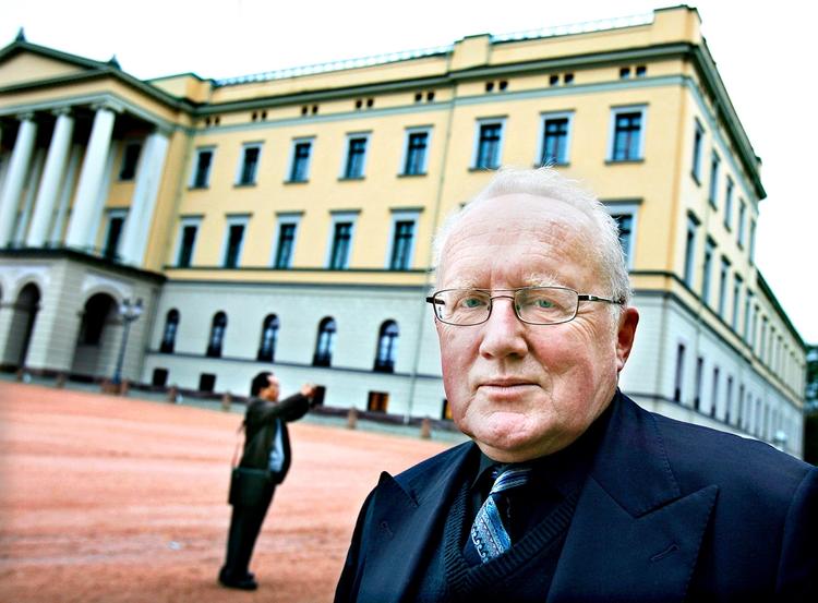Per Egil Hegge er død. Her er han på Slottsplassen i forbindelse med hans autoriserte biografi om kong Harald. Foto: Trygve Indrelid/NTB/Aftenposten