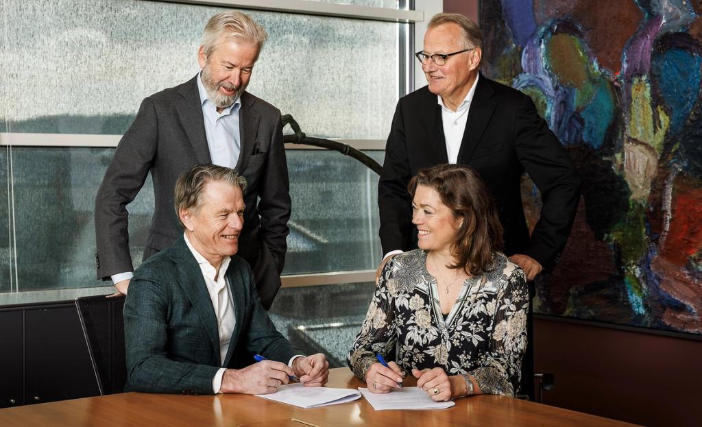 Pictured: Left: Ole Jacob Sunde, and Trond Berger representing the Tinius Trust and Blommenholm Industrier. Right: Rune Bjerke and Kristin Skogen Lund representing Schibsted. Photo: Kilian Munch