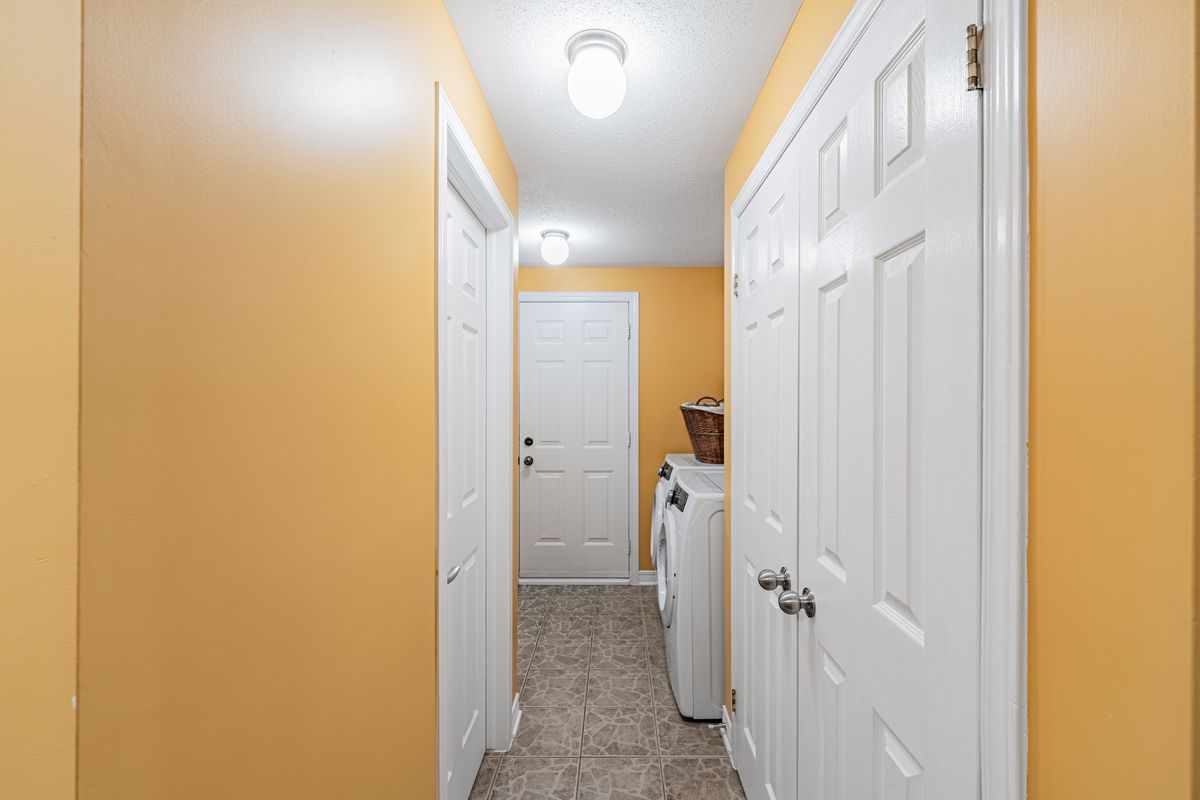 5 Thunderbird Crescent