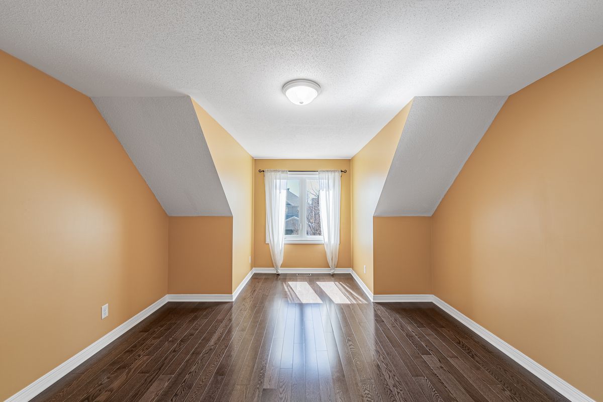 5 Thunderbird Crescent
