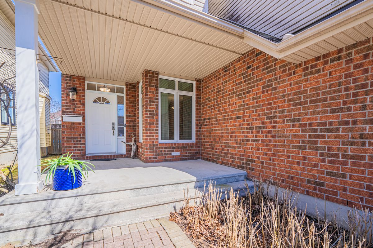 5 Thunderbird Crescent