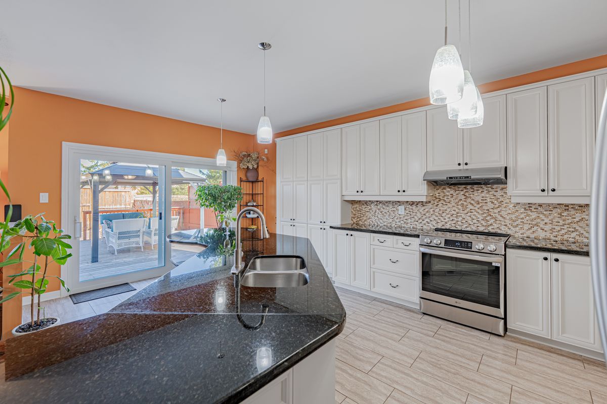 5 Thunderbird Crescent