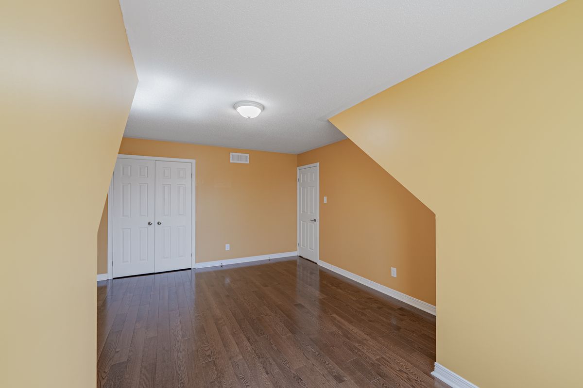 5 Thunderbird Crescent